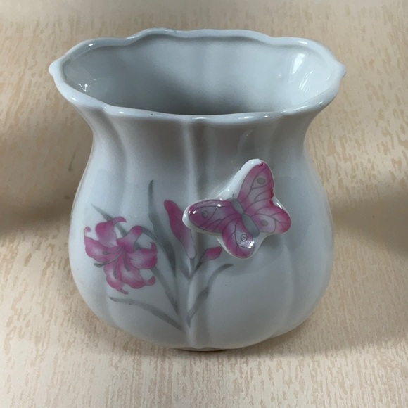 Vintage Floral Ceramic Vase and Frames Butterflies and Flowers - Picture 3 of 16